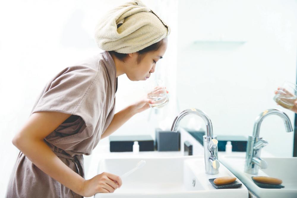 Rinsing Teeth - Dentech